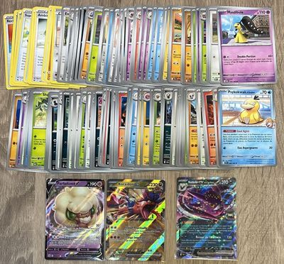 un tas de cartes pokemon posées sur une table