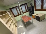 une photo d'une pièce avec un bureau et une bibliothèque