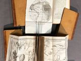 un livre ouvert sur lequel figure l'image d'un globe terrestre