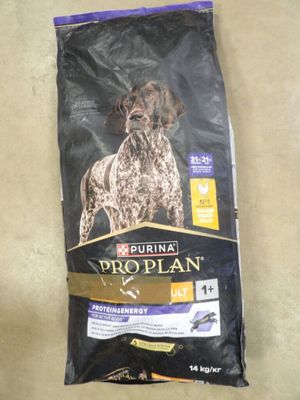 un sac de croquettes « Prop Plan » posé par terre