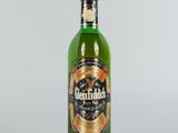 une image représentant une bouteille de bière verte posée sur une surface blanche