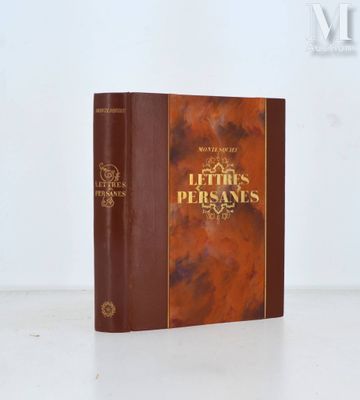 un vieux livre posé sur une table blanche à côté d'un mur blanc