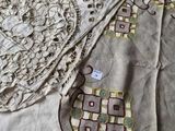 deux morceaux de tissu posés sur une table