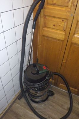un aspirateur qui se trouve dans le coin d'une pièce