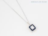 Le collier est en argent et orné de saphirs bleus.