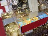 une pile de boîtes posée sur une table recouverte d'une nappe rouge