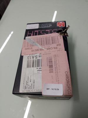 une boîte de billets posée sur une table, avec une étiquette indiquant le prix