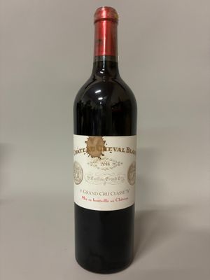 une bouteille de vin posée sur une table