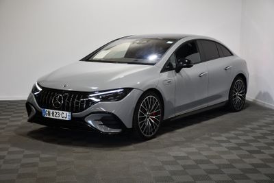 Mercedes CLA Shooting Star dans un showroom au sol à damier