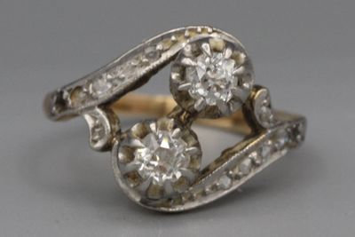 une photo en gros plan d'une bague en diamant posée sur une table