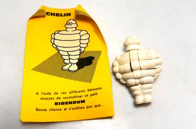 une petite figurine représentant un homme et une petite figurine représentant un chien