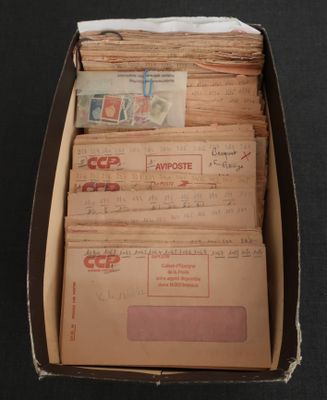 une boîte remplie de courrier posée sur une table