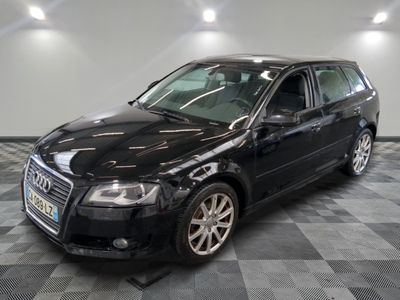 une image d'une audi wagon noire garée dans un garage