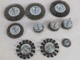 un tas de brosses à roues posées sur une table