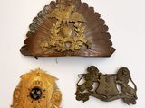 trois œuvres d'Art nouveau sont exposées sur un fond blanc