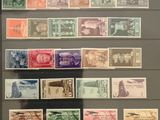 une photo d'une collection de timbres exposée dans une vitrine
