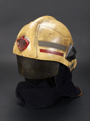 casque de pompier exposé sur fond noir