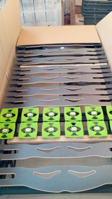 une boîte en carton contenant tout un tas de skateboards verts et noirs