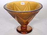 un bol en verre brun orné d'un motif géométrique
