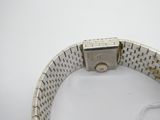 une montre posée sur une table