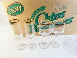 quatre verres et une boîte de verres à vin vides posés sur une table