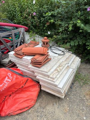 un tas de bois et d'autres objets posés par terre