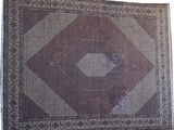 un tapis marron orné d'un motif en losanges