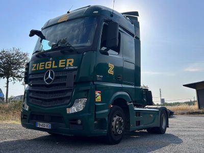 un camion vert garé sur le bord de la route