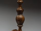 une image représentant un objet en bois avec un socle noir et un socle marron