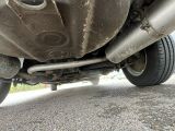 un gros plan sur le tuyau d'échappement et le silencieux d'une voiture