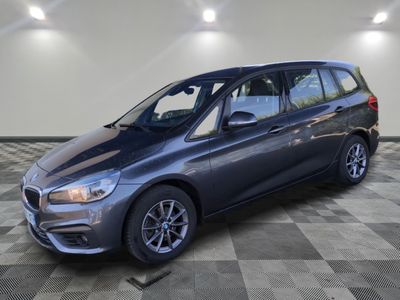 une BMW Tourer grise garée dans un garage