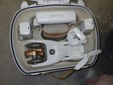 une valise contenant tout un tas d'objets