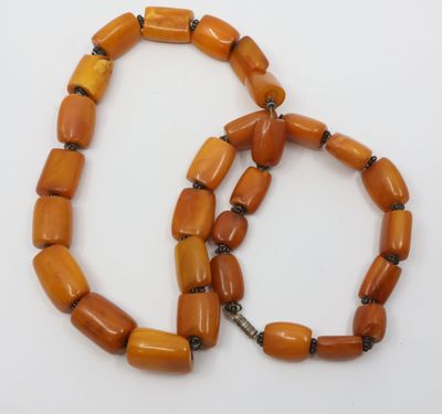 deux perles de verre orange sur un fond blanc