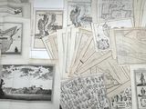 beaucoup de vieilles cartes et de cartes postales sur la table