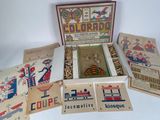 une photo d'une boîte contenant des kits de point de croix à l'ancienne et des cartes