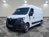 la camionnette blanche est garée sur un sol carrelé en damier