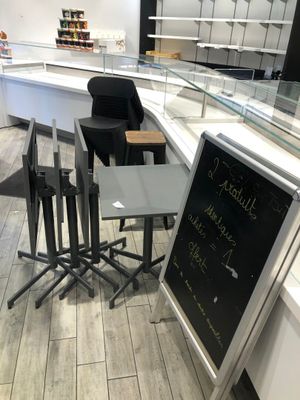 9 chaises en PVC noires, 4 tables carrées pliantes, tabouret… - Photo 1