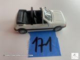 une petite voiture posée sur une feuille de papier