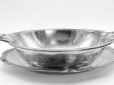 un plateau en argent sur lequel sont posés une tasse et une soucoupe