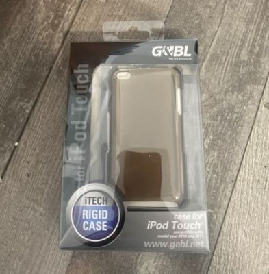 emballage d'une coque de téléphone portable dans un paquet posé sur un plancher en bois
