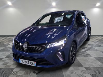une voiture bleue garée dans un garage au sol en damier