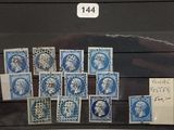 un lot de timbres exposés dans une vitrine