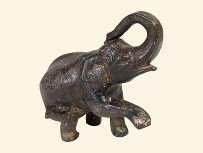 Pierre CHENET (XXe/XXIe) "Éléphant la jambe avant levée"