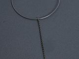 gros plan d'un collier sur une surface noire