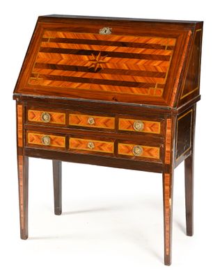 un bureau ancien muni de tiroirs, surmonté d'autres tiroirs