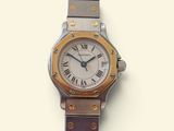 gros plan d'une montre-bracelet avec des chiffres romains
