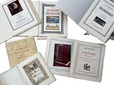 plusieurs livres sont empilés sur une surface blanche
