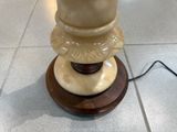 une lampe posée sur un support en bois