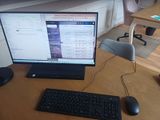 un ordinateur de bureau posé sur une table avec un clavier et une souris