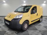 une camionnette jaune Citrole garée dans une grande pièce au sol carrelé